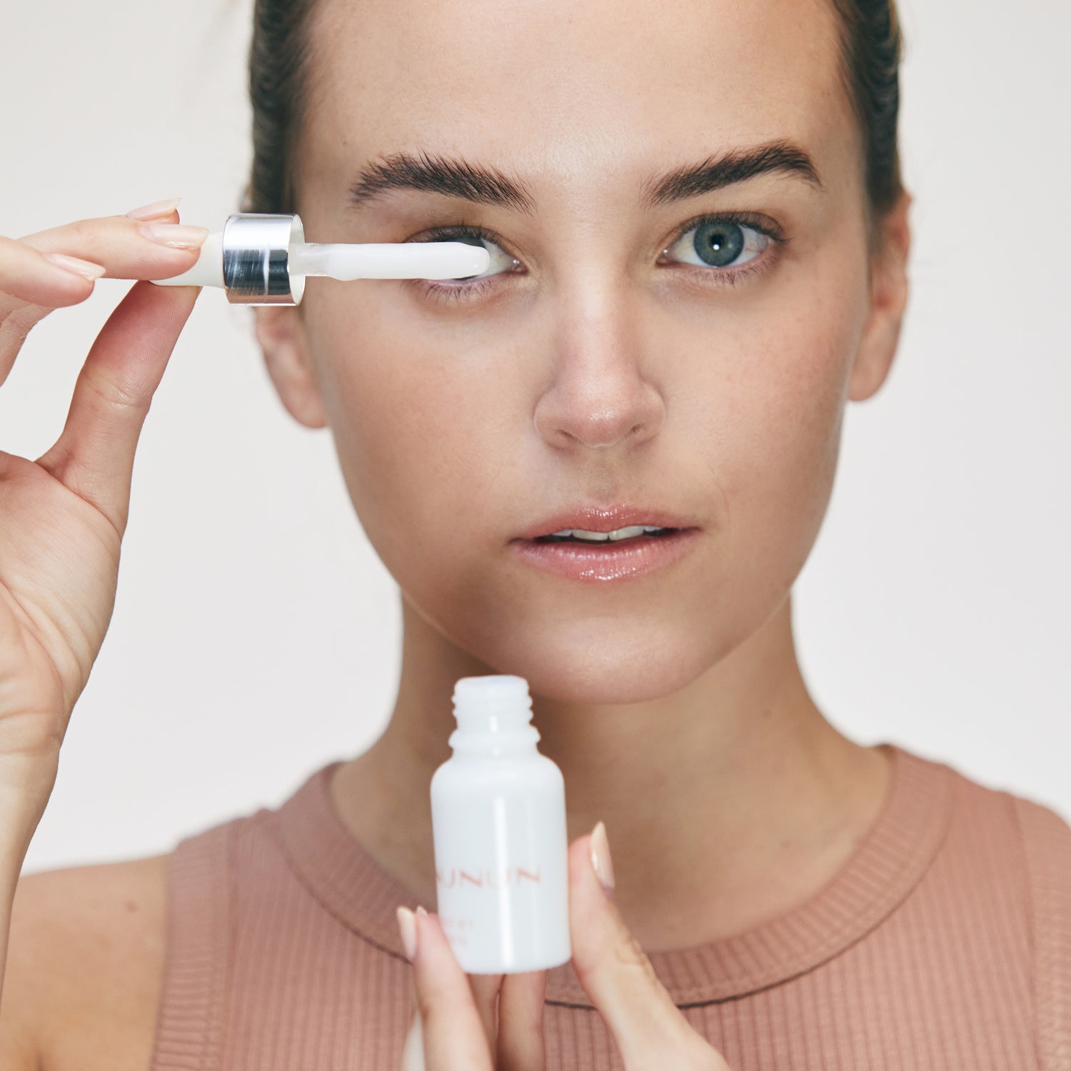 Descubre el Serum de Ojos Perfecto para una Mirada Radiante